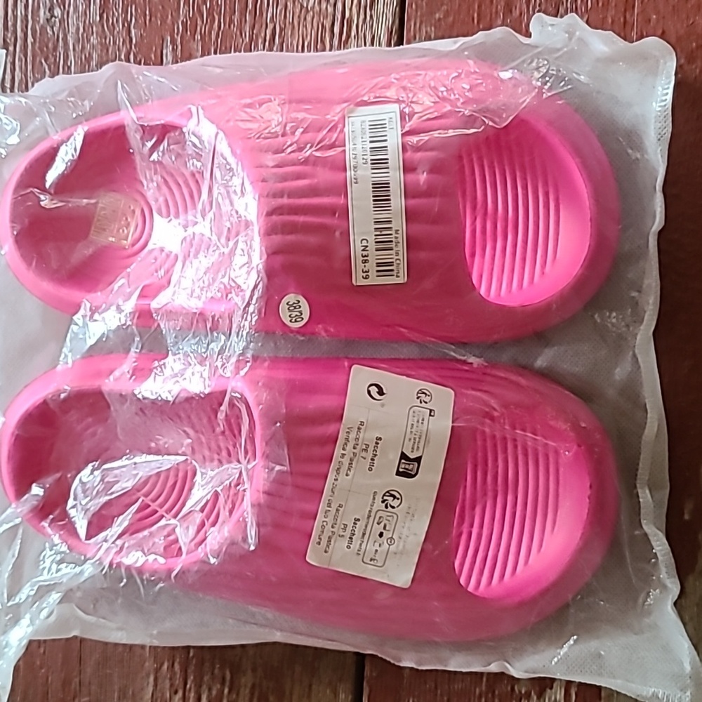 Pink rubber flip flop. Size 38 (8.5). New